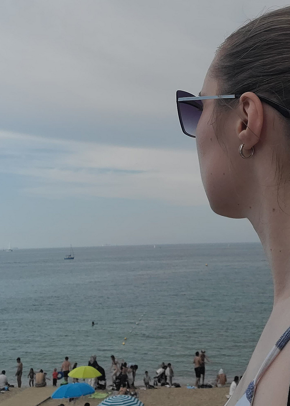 Frau am Strand von Barcelona ©Desiree Kometter | Global Diary