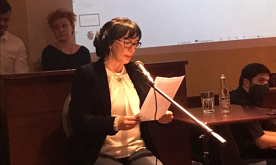 Rita Perintfalvi liest ein Stück des Textes vor.