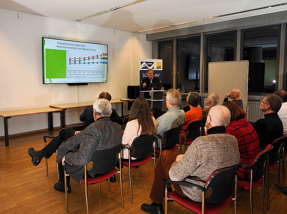 Publikum von hinten. Vorne hält Herr Mag. Herzog einen Vortrag. ©Mag. Paulus Mayr