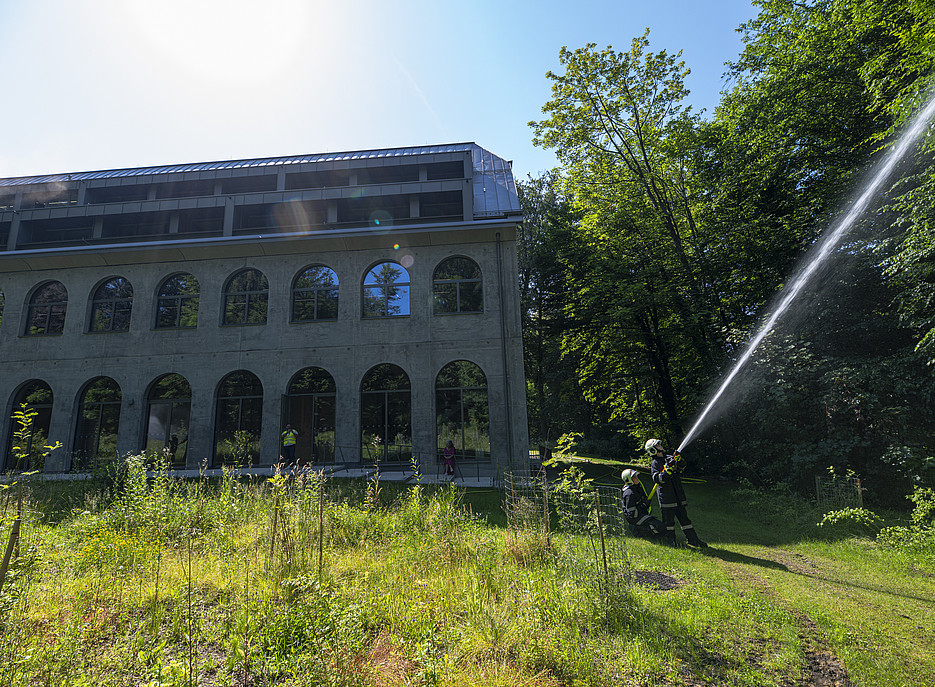 historisches gebäude und ein feuerwehrmann der löscht ©Konstantinos Tzivanopoulos