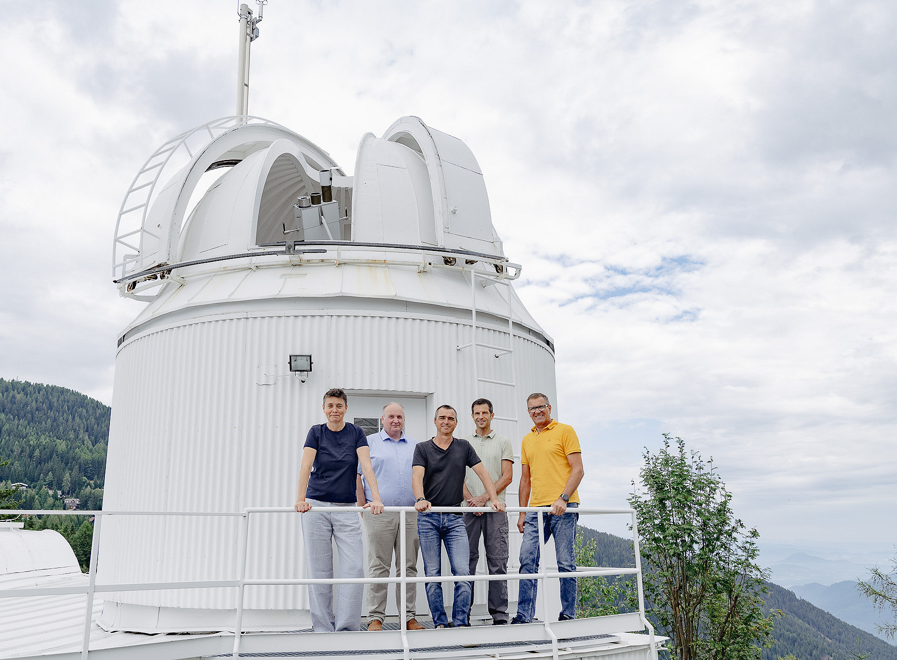 Menschen stehen im Freien vor einem Teleskop ©Uni Graz/Tzivanopoulos