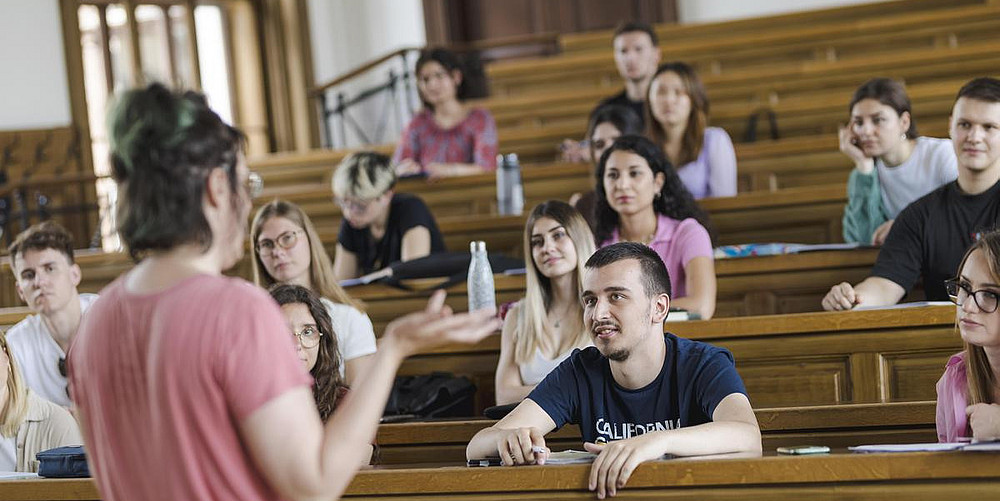 Teacher in the lecture hall ©Uni Graz/Kanizaj