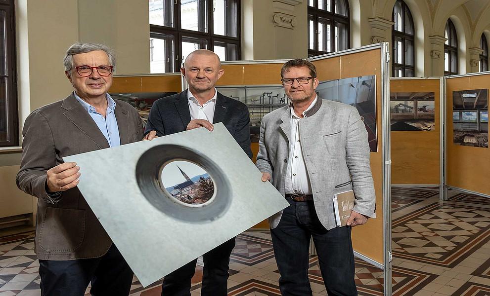Med-Rektor a.D. Hellmut Samonigg, Fotokünstler Klaus Grill und Direktor Ralph Zettl (v. l.)