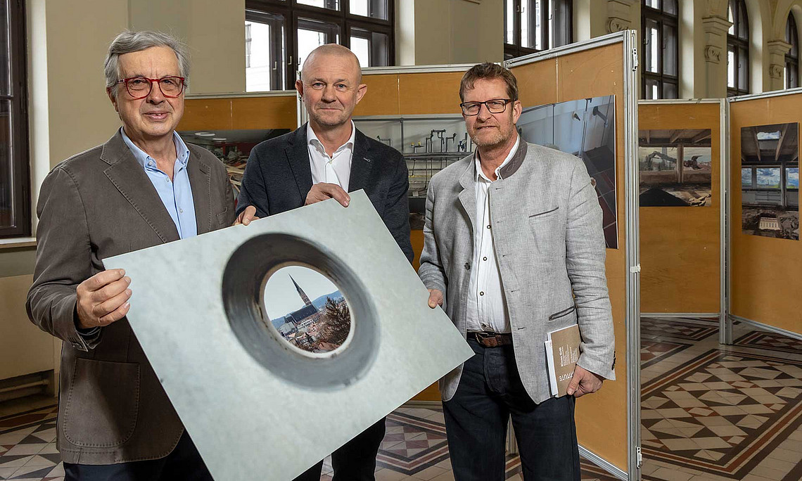 Med-Rektor a.D. Hellmut Samonigg, Fotokünstler Klaus Grill und Direktor Ralph Zettl (v. l.)