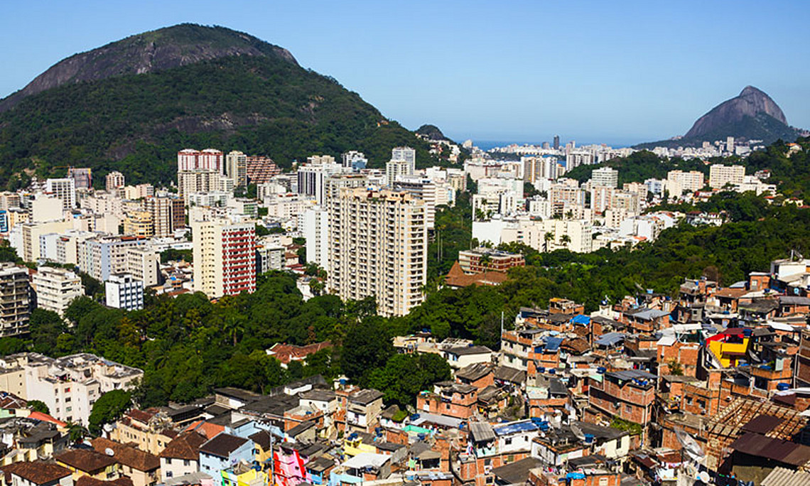 In Brasilien ist die Kluft zwischen Arm und Reich besonders groß, obwohl es keine Rassendiskriminierung gibt. Die Favelas grenzen direkt an die vornehmen Wohngebiete. Foto: Cesar Okada/iStockphoto.com