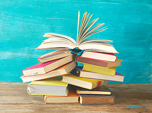 Offenes Buch auf Bücherstapel ©Thomas Bethge - stock.adobe.com
