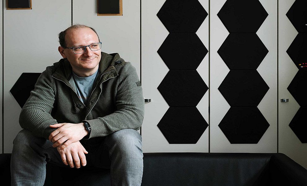 Astrophysiker Alexander Shapiro in seinem Büro sitzend