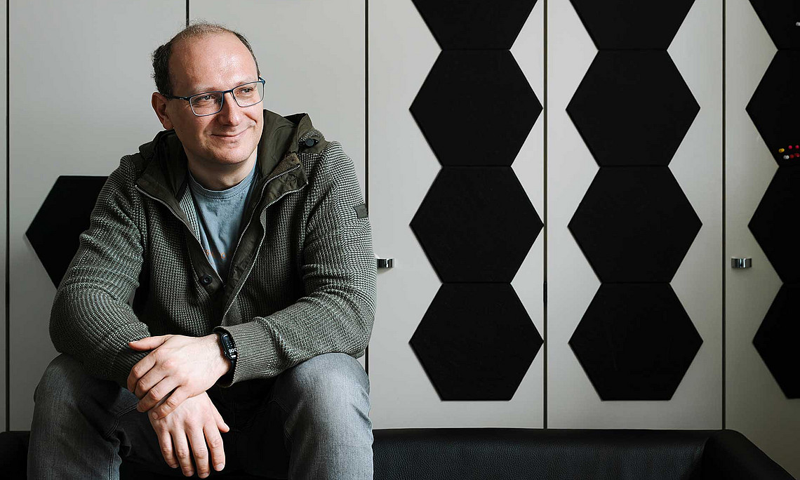 Astrophysiker Alexander Shapiro in seinem Büro sitzend