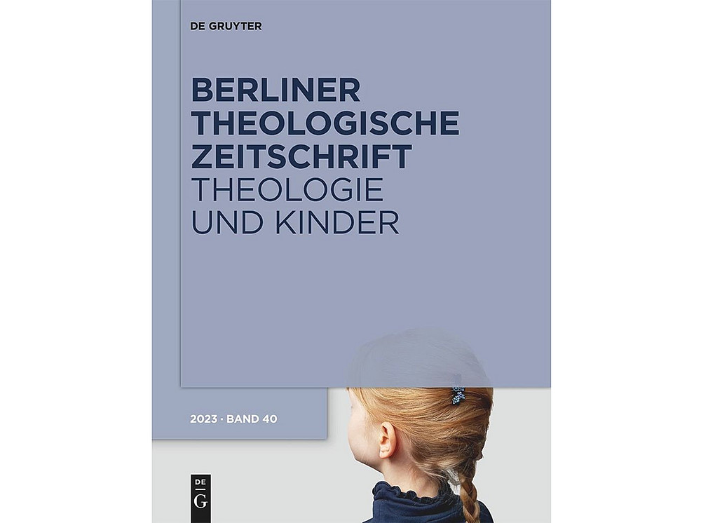 Cover der Berliner Theologischen Zeitschrift "Theologie und Kinder", blaue Schrift auf hellblauen Hintergrund, am unteren Ende sieht man ein blondes Kind von hinten ©De Gruyter