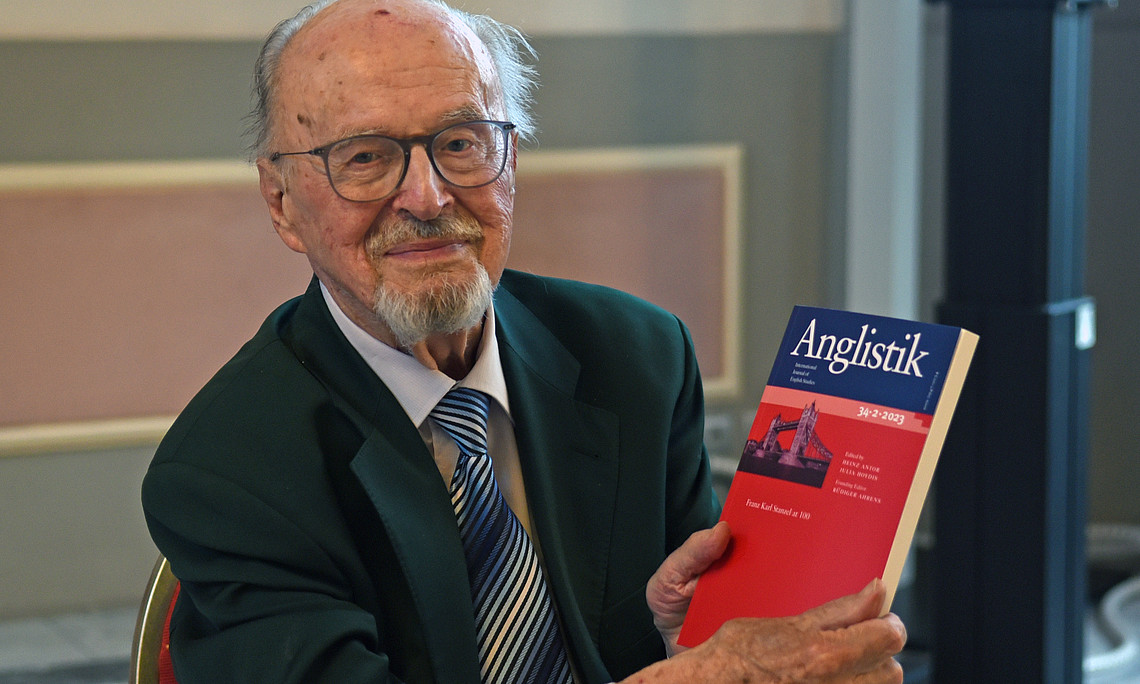 Franz Karl Stanzel mit der Festschrift zu seinem 100. Geburtstag in Händen