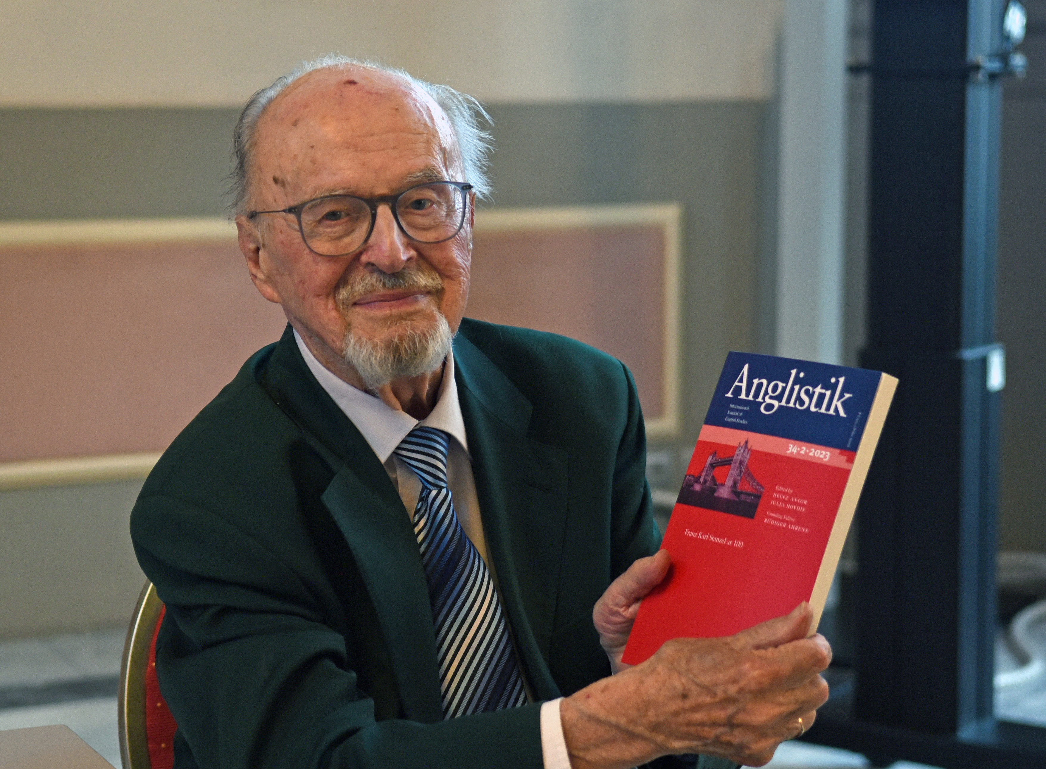 Franz Karl Stanzel mit der Festschrift zu seinem 100. Geburtstag in Händen 