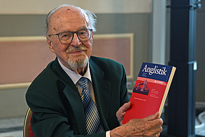 Franz Karl Stanzel mit der Festschrift zu seinem 100. Geburtstag in Händen
