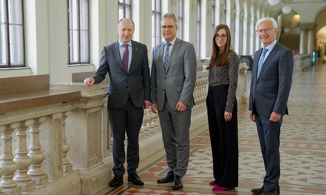 In der Universität: Der ukrainische Botschafter Vasyl Khymynets zusammen mit Rektor Peter Riedler, Julia Taucher vom Welcome Center der Uni Graz und Honorarkonsul Friedrich Möstl