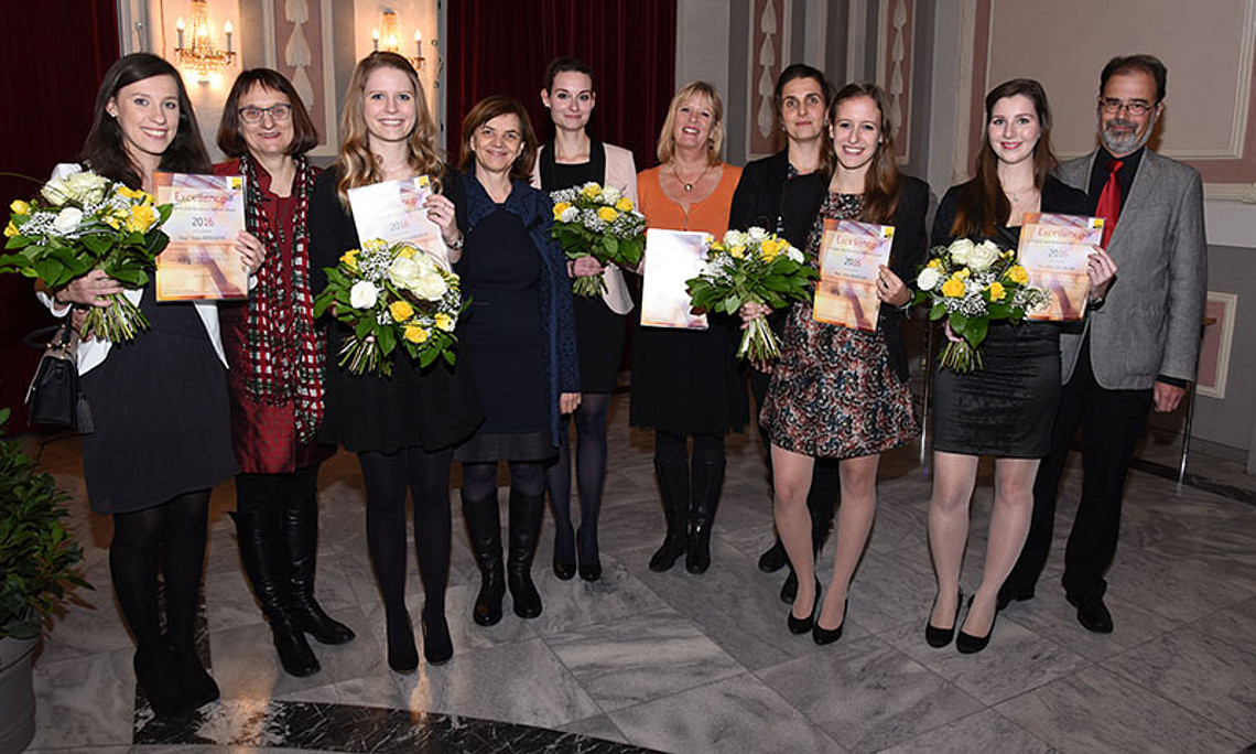 Katja Berghofer, Roberta Maierhofer, Carolina Hohenwarter, Hermine Penz, Lisa Kornder, Catharina Mennen, Silvia Schultermandl, Irina Missethan, Vera Müllner und Werner Wolf (v.l.). Foto: Uni Graz/Kastrun. 
