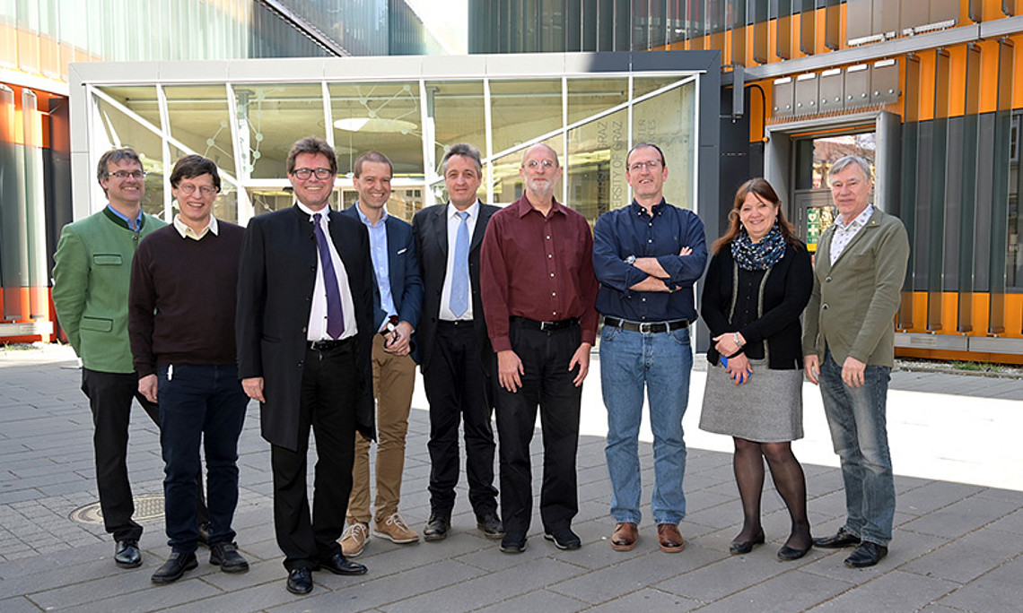 Wolfgang Kroutil (Vize-Sprecher BioHealth), Kai-Uwe Fröhlich (Institutsleiter IMB), Rektor Martin Polaschek, Vizerektor Christof Gattringer, Frank Madeo (Sprecher BioHealth), die Mitglieder des Advisory Boards Don Hilvert, Patrick Aloy und Carmen Buchrieser mit NAWI-Dekan Karl Lohner. Foto: Uni Graz/Leljak. 