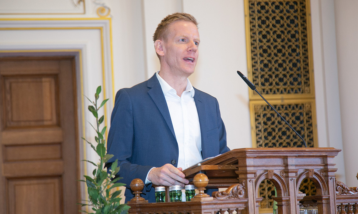Rasmus Grue Christensen accepting our university's human rights prize on behalf of the International Accountability Platform for Belarus