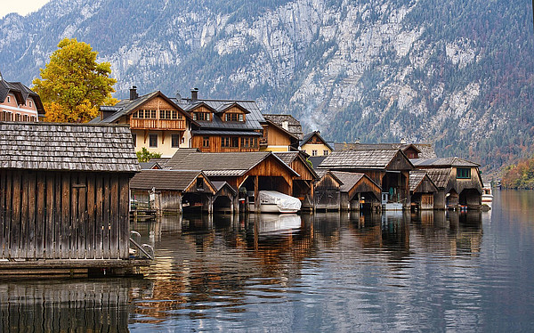Fotografie von Hallstatt, ins Wasser gebaute Hütten vor einer Bergkulisse.