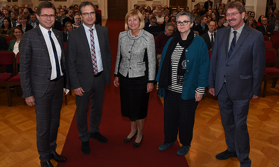 Vizerektor Martin Polaschek, Vizerektor Peter Riedler, Rektorin Christa Neuper, Vizerektorin Renate Dworczak und Vizerektor Peter Scherrer (v.l.) Foto: Uni Graz/Tzivanopoulos