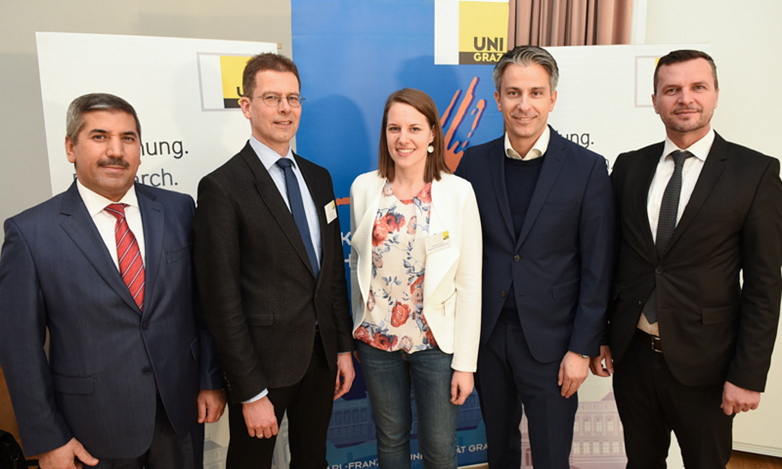 Studie zum islamischen Religionsunterricht in der Steiermark: Projektleiter Wolfgang Weirer (2.v.l.) und Studienautorin Agnes Gmoser, Stadtrat Kurt Hohensinner sowie die beiden Fachinspektoren für Islamischen Religionsunterricht, Ali Kurtgöz (links) und Esad Memic (rechts). Foto: Uni Graz/Tzivanopoulos