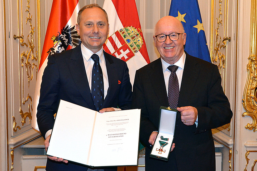 Botschafter Andor Nagy (l.) überreichte Stefan Karner den Ungarischen Verdienstorden. Foto: Ungarische Botschaft in Österreich
