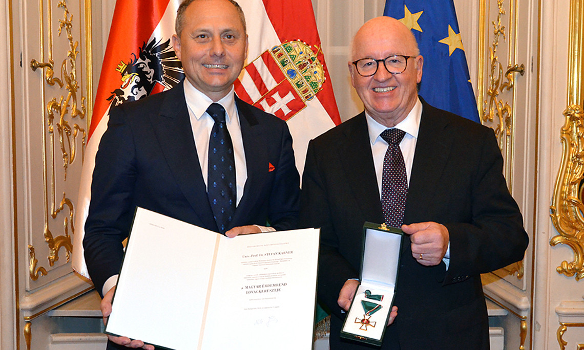 Botschafter Andor Nagy (l.) überreichte Stefan Karner den Ungarischen Verdienstorden. Foto: Ungarische Botschaft in Österreich