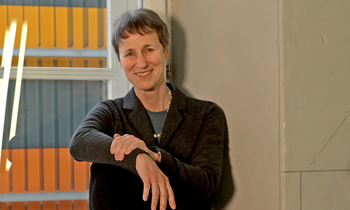 Die Beine in die Hand nehmen, auch im Büroalltag: Sylvia Titze rät zu mehr Bewegungseinheiten. Foto: Uni Graz/Tzivanopoulos