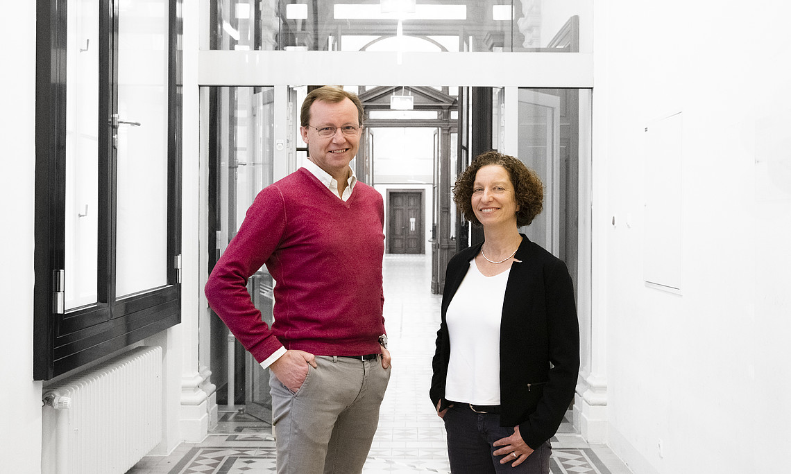 Gottfried Kirchengast und Bettina Weber sind Sprecher bzw. Co-Sprecherin des Exzellenzfelds "Climate Change Graz", in dem insgesamt über 100 WissenschafterInnen zu verschiedenen Fragen rund um den Klimawandel forschen. Mehr dazu in der aktuellen Ausgabe des Podcasts "HörSaal: 15 Minuten Forschung". Foto: Uni Graz/Tzivanopoulos. 