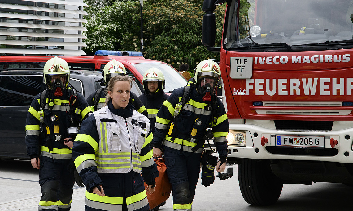 Übungs-Einsatz an der Uni Graz: Erprobt wurde ein Brand in der Universitätsbibliothek. Fotos: Uni Graz/Tzivanopoulos