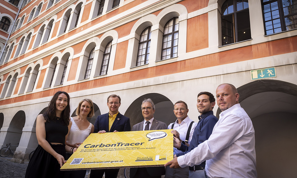 Die Uni Graz stellt den Carbon Tracer vor. Am Bild v.l.n.r.: Stefanie Hölbling, Julia Danzer, Gottfried Kirchengast, Peter Riedler, Kurt-Martin Lugger, Markus Lienbacher, Franz Stelzel