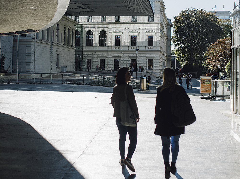 zwei studierende vor der bibliothek ©Uni Graz/Kanizaj