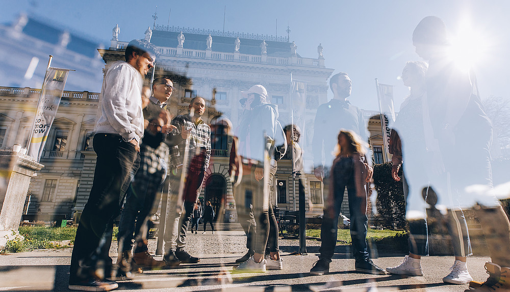 Menschen vor der Uni Graz ©Uni Graz/Kanizaj