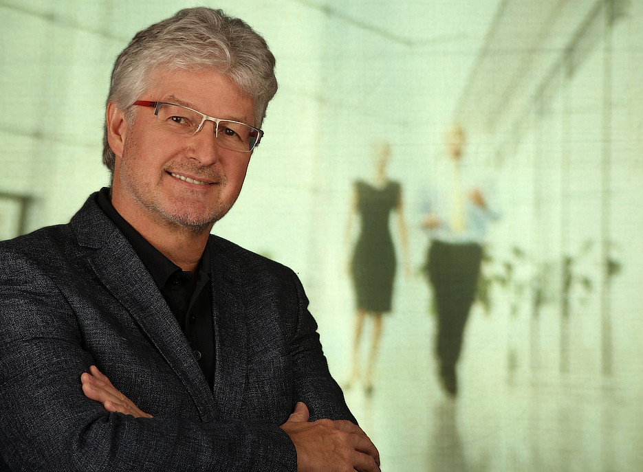 Ein Mann mit dunklem Saako und Brille ©Durch Copyright geschützt