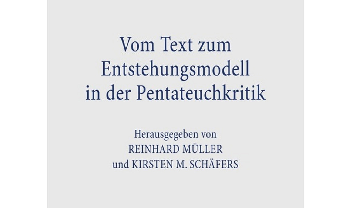 Cover des Buches "Vom Text zum Entstehungsmodell in der Pentateuchkritik", blaue Schrift auf grauem Hintergrund, ohne Bilder