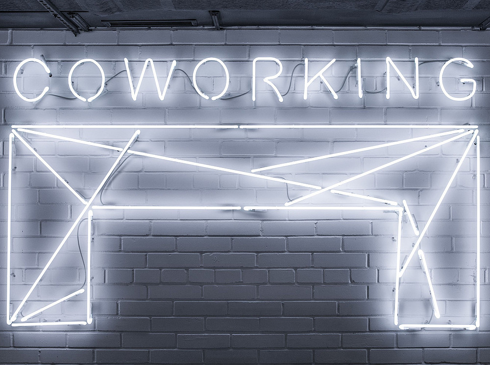 Leuchtröhren bilden einen Schreibtisch und darüber steht "COWORKING" ©Vladimir Proskurovskiy