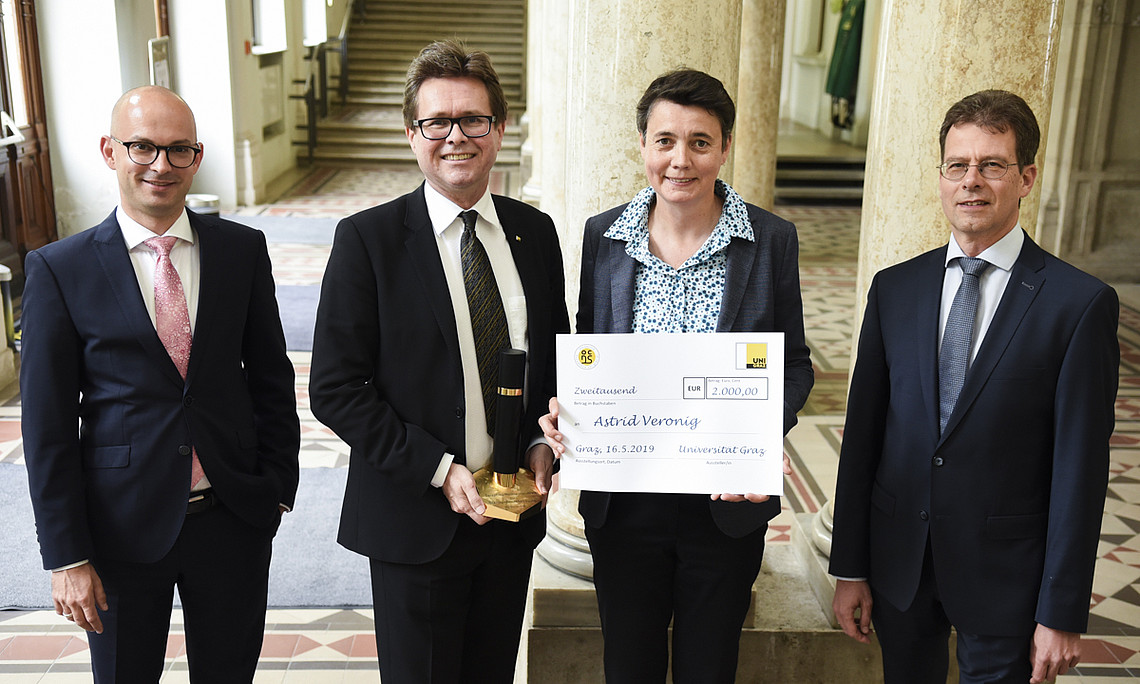 Die Grazer Sonnenforscherin Astrid Veronig bekam den Seraphine-Puchleitner-Preis verliehen. Damit wurde ihre Arbeit als Betreuerin von DissertantInnen von der Universität Graz gewürdigt. Die Anerkennungspreise gingen an den Juristen Matthias Klatt (links) und an den Theologen Wolfgang Weirer (rechts). Vizerektor Martin Polaschek übergab die Auszeichnungen. Foto: Uni Graz/Tzivanopoulos