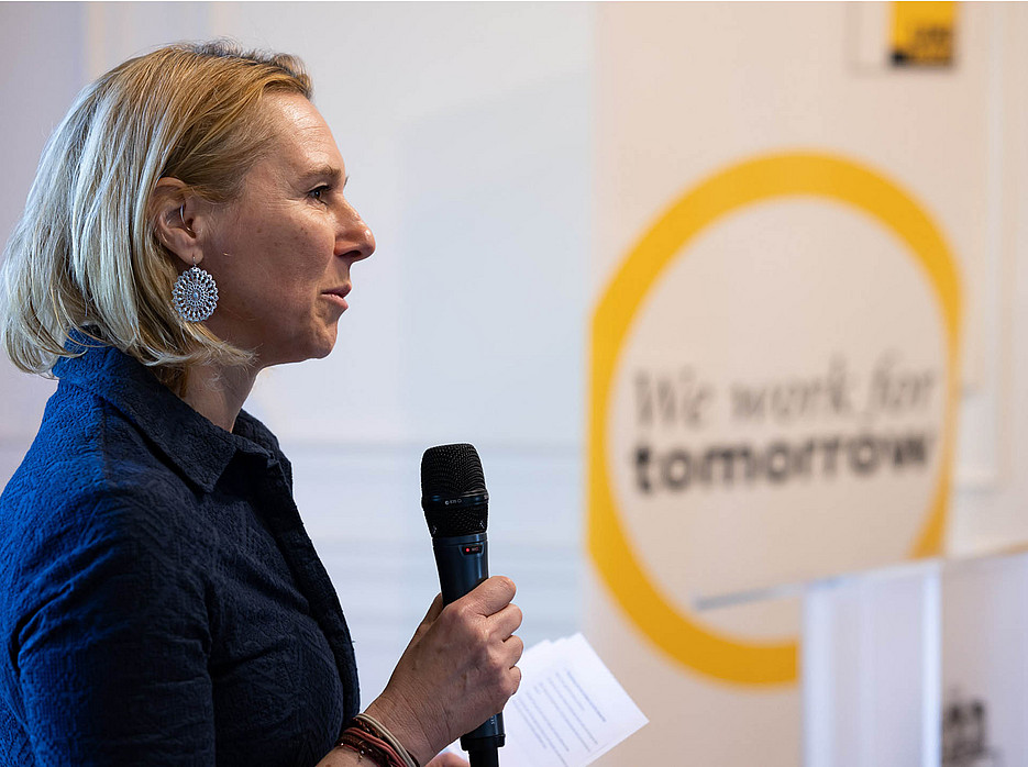 Moderatorin Silvia Fischer ©© Simon Blackley 2026