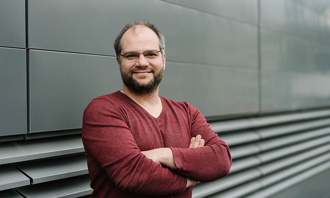 Stefan Schild erforscht mit seinem Team die Überlebensstrategien von krankmachenden Bakterien. Foto: Uni Graz/Kernasenko