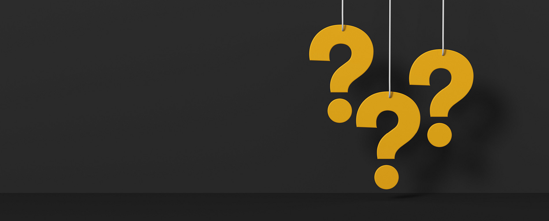 drei gelbe Fragezeichen auf dunklem Hintergrund (Foto: Adobe Stock) 