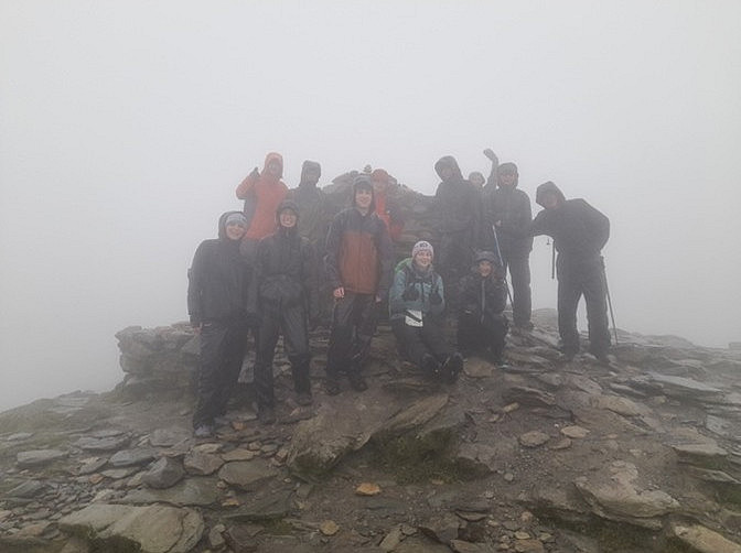 Gruppe Menschen im Nebel ©Global Diary | Elisa Mathes