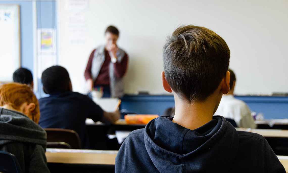 Lehrperson im Klassenzimmer
