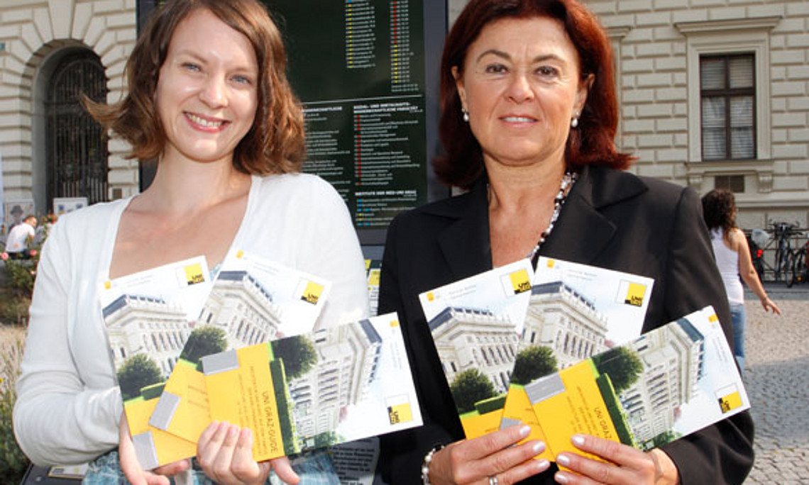 Gerhild Kastrun (l.) und Astrid M. Wentner präsentieren den neuen "Uni Graz-Guide" am 27. September 2012 um 16 Uhr im Uni Café.