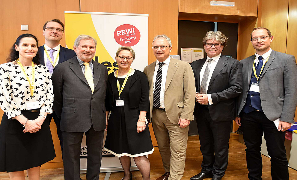 Marlene Peinhopf, Benedikt Harzl, EU-Kommissar a.D. Johannes Hahn, Anita Ziegerhofer, Rektor Peter Riedler, Minister a.D. Martin Polaschek und Jürgen Pirker (v. l.)