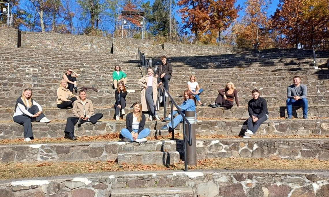 Studierendengruppe mit Lehrenden auf einer Treppe an der Montclair State University