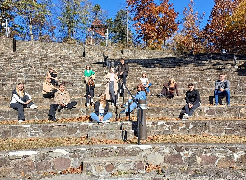 Studierendengruppe mit Lehrenden auf einer Treppe an der Montclair State University 