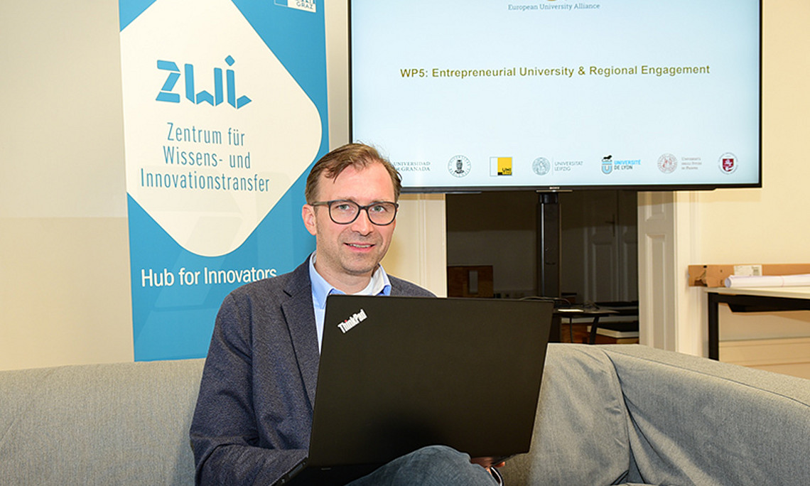 Bernhard Weber vom Zentrum für Wissens- und Innovationstransfer bringt sein Expertenwissen in die Arqus Action Line 5 ein. Foto: Uni Graz/Leljak. 
