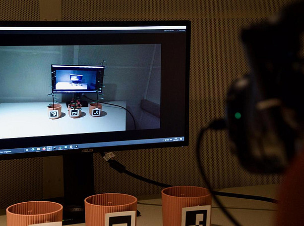 Ein Monitor zeigt wie die Versuchsperson mit VR Brille die Umgebung wahrnimmt ©Silvia Kober