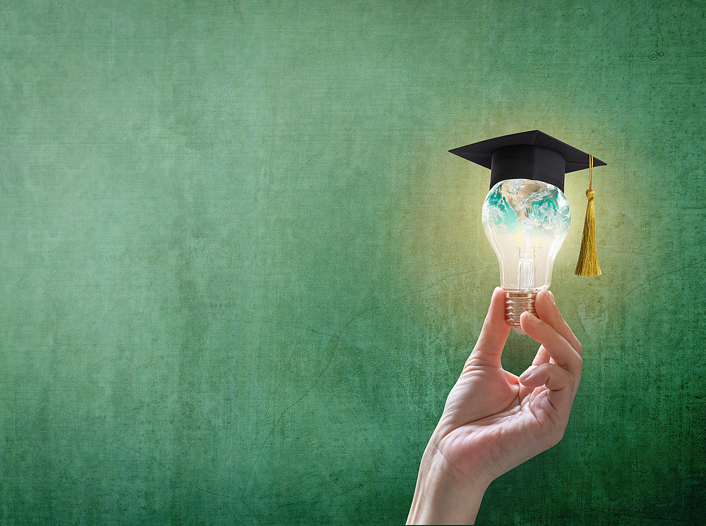innovative learning, creative educational study concept for graduation and school student success with world lightbulb on teacher chalkboard ©By Chinnapong; stock.adobe.com
