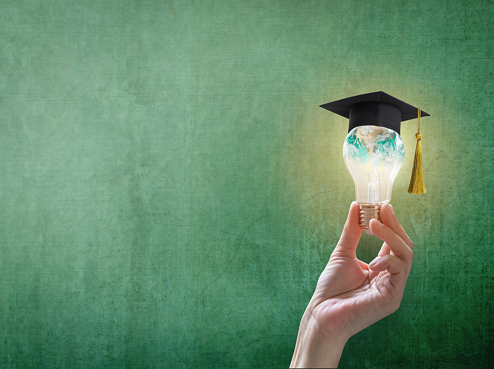 innovative learning, creative educational study concept for graduation and school student success with world lightbulb on teacher chalkboard ©By Chinnapong; stock.adobe.com