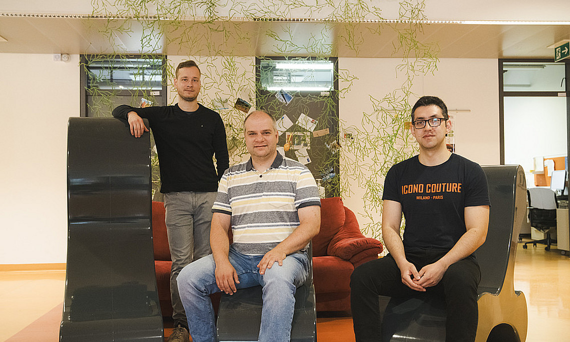 Die Molekularbiologen Dominik Fleischhacker, Stefan Schild und Himadri Thapa haben fundamentale Erkenntnisse über bakterielle Krankheitserreger im menschlichen Darm gefunden