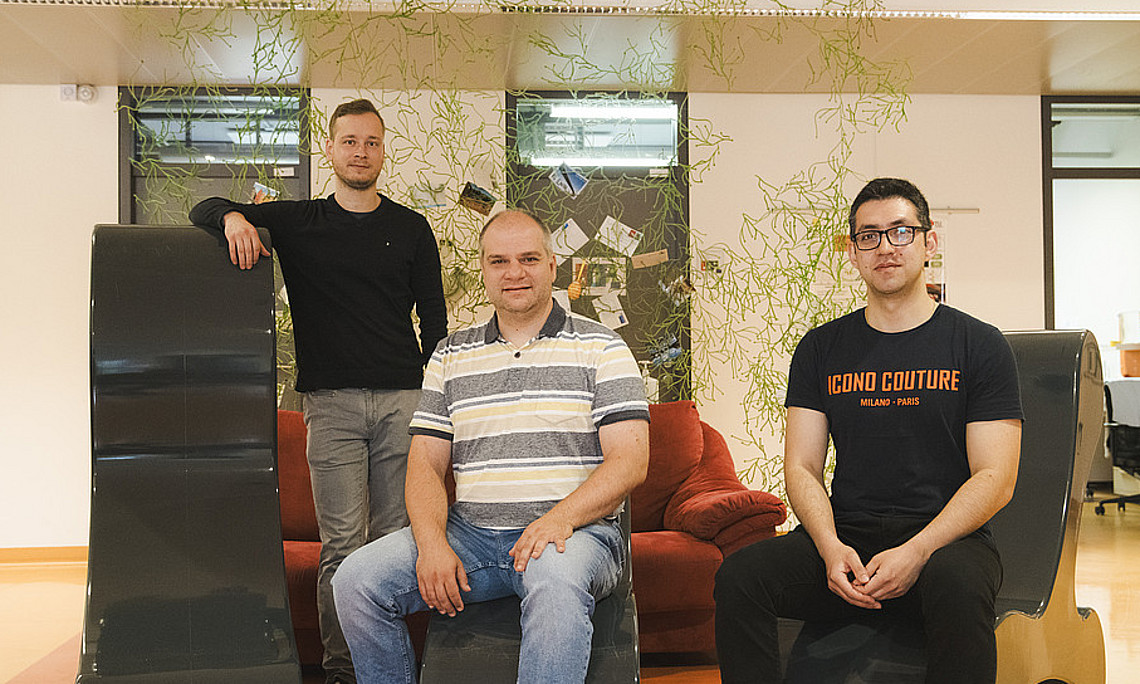 Die Molekularbiologen Dominik Fleischhacker, Stefan Schild und Himadri Thapa haben fundamentale Erkenntnisse über bakterielle Krankheitserreger im menschlichen Darm gefunden. Foto: Uni Graz/Tzivanopoulos